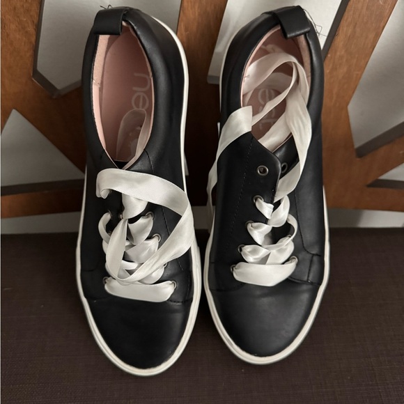 Nest used like a new women's low top platform sneaker in black/ - Picture 3 of 10